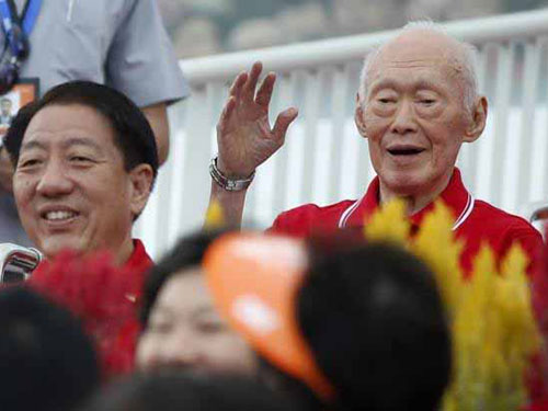 Cựu Thủ tướng Lý Quang Diệu (phải) hồi tháng 8-2014 Ảnh: REUTERS