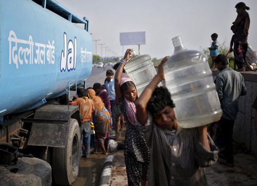 Người dân Delhi được phân phát nước uống Ảnh: REUTERS