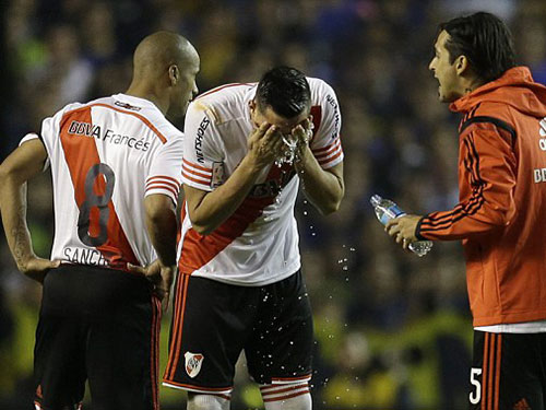 Cầu thủ River Plate dùng nước rửa hơi cay Ảnh: AP