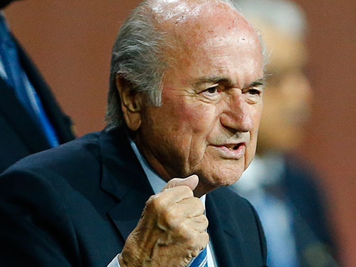 Cảnh sát Thụy Sĩ bảo vệ bên ngoài trụ sở FIFA trong lúc chủ tịch S.Blatter (ảnh dưới) đối mặt sự chia rẽ và hoài nghi gia tăng ở nhiệm kỳ mới Ảnh: REUTERS