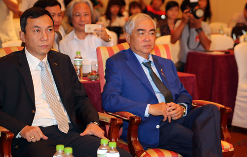 Phó Chủ tịch Trần Quốc Tuấn và Chủ tịch Lê Hùng Dũng trong một hội nghị của VFF  Ảnh: Quang Liêm