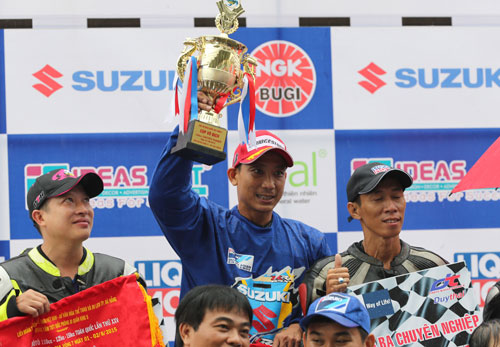 Nguyễn Thanh Vũ nâng cúp vô địch tại vòng đua Đà Nẵng