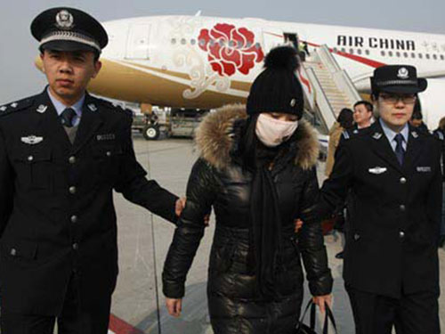 Người phụ nữ họ Trương (giữa) bị dẫn độ về Bắc Kinh hôm 3-2 Ảnh: Tân Hoa Xã