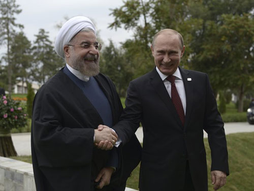 Tổng thống Nga Vladimir Putin (phải) và Tổng thống Iran Hassan Rohani đã bắt tay hợp tác trong nhiều lĩnh vực Ảnh: RIA NOVOSTI