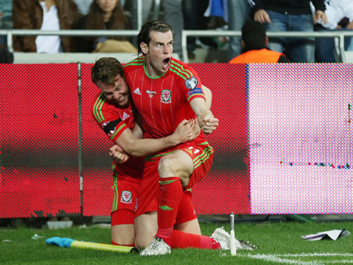 Bale (phải) cùng Xứ Wales có chiến thắng quan trọng nhất sau 12 năm 
 Ảnh: REUTERS