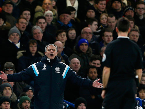 HLV Mourinho than phiền với trọng tài trong trận Chelsea hòa Man City 1-1  Ảnh: REUTERS