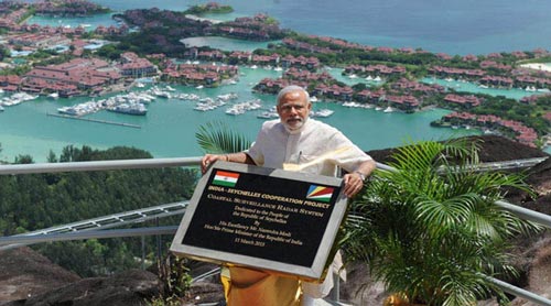 Thủ tướng Narendra Modi tại lễ khánh thành dự án radar giám sát bờ biển trên đảo Mahé (Seychelles) ngày 11-3 Ảnh: INDIAN EXPRESS