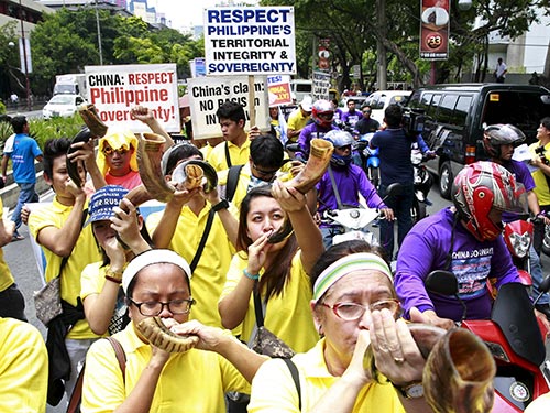 Người dân Philippines tuần hành phản đối trước Lãnh sự quán Trung Quốc ở TP Makati hôm 24-7 Ảnh: REUTERS