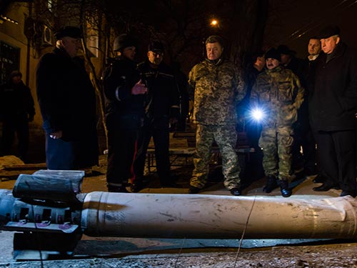 Tổng thống Ukraine Petro Poroshenko thăm TP Kramatorsk tối 10-2 Ảnh: REUTERS