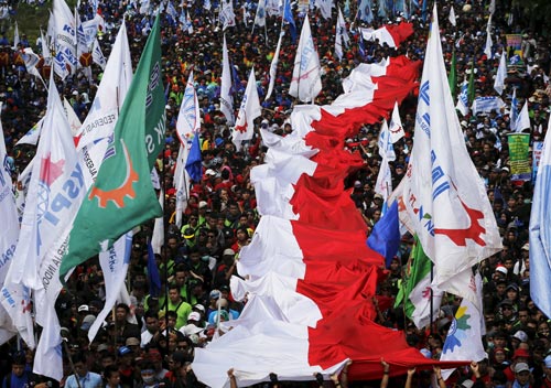 Cuộc tuần hành kỷ niệm ngày Quốc tế Lao động ở thủ đô Jakarta - Indonesia hôm 1-5 Ảnh: REUTERS