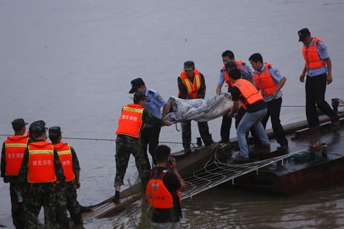 Một thi thể nạn nhân được tìm thấy trong vụ lật tàu Ảnh: REUTERS