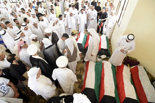 Cờ Kuwait phủ lên thi thể các nạn nhân vụ đánh bom tại nghĩa trang Al Jafariya ở Kuwait ngày 27-6
 Ảnh: REUTERS