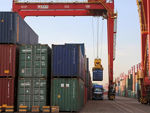 Việc Trung Quốc phá giá đồng nhân dân tệ được cho là nhằm giúp doanh nghiệp xuất khẩu trong nước Ảnh: REUTERS