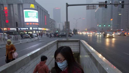 Sức khỏe người dân Trung Quốc đang bị không khí ô nhiễm đe dọa Ảnh: AP