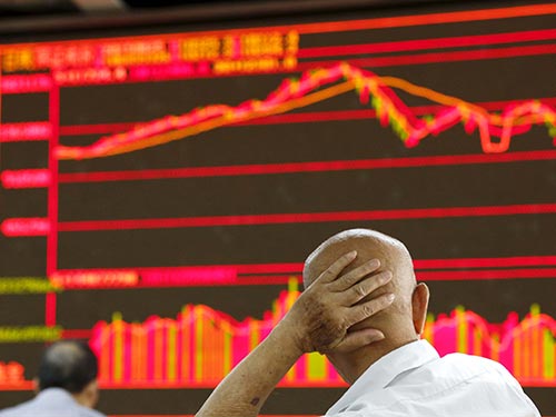 Nhà đầu tư hoang mang khi chứng kiến thị trường chứng khoán Trung Quốc sụt giảm trong 4 ngày giao dịch liên tiếp Ảnh: REUTERS