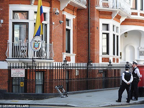 Cảnh sát Anh canh gác bên ngoài Đại sứ quán Ecuador ở London Ảnh: DAILY MAIL