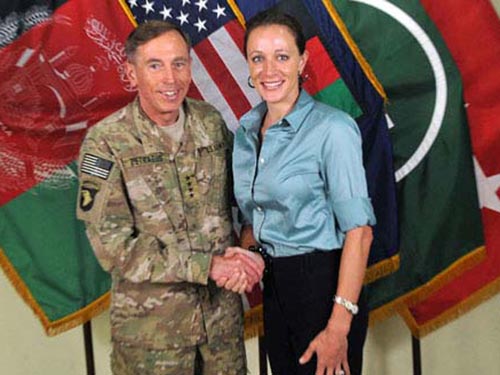 Cựu Giám đốc CIA David Petraeus mất chức sau khi bê bối tình ái với bà Paula Broadwell bị phát hiện Ảnh: REUTERS