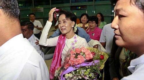 Bà Aung San Suu Kyi rời Myanmar đi Trung Quốc hôm 10-6  Ảnh: EPA