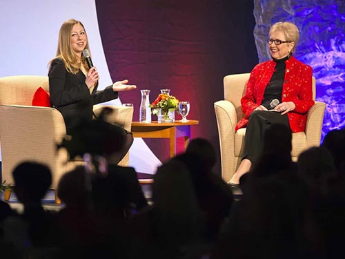 Chelsea Clinton (trái) tại buổi diễn thuyết ở Trường ĐH Missouri vào tháng 2-2014 Ảnh: THE KANSAS CITY STAR