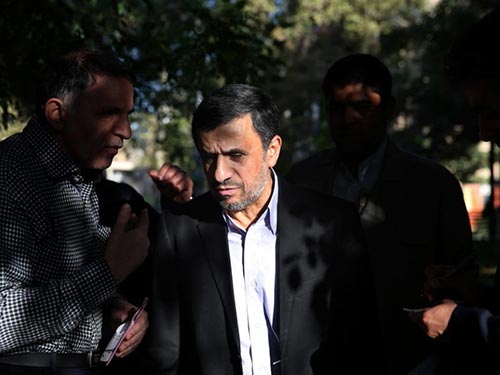 Cựu Tổng thống Iran Mahmoud Ahmadinejad (giữa) vừa mở chiến dịch chính trị trước cuộc bầu cử quốc hội tháng 2-2016 Ảnh: AP