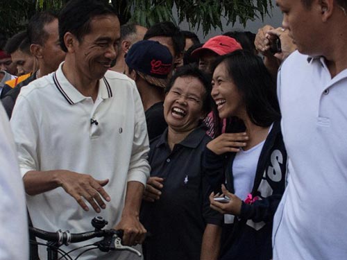 Tổng thống Indonesia Joko Widodo trò chuyện với người dân trong một lần “vi hành” Ảnh: CNN