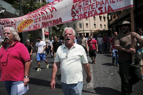 Nghiệp đoàn khu vực công tổ chức đình công 24 giờ ở Athens hôm 15-7 chống các biện pháp khắc khổ Ảnh: REUTERS