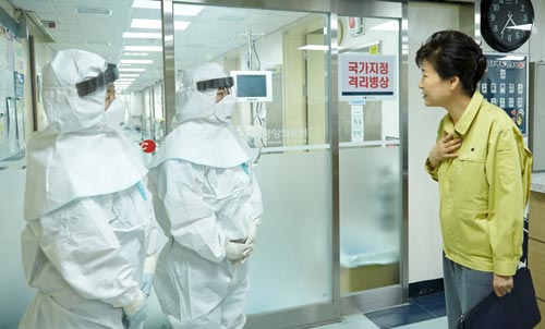 Tổng thống Park Geun-hye thăm một bệnh viện đang điều trị bệnh nhân MERS ở thủ đô Seoul Ảnh: REUTERS