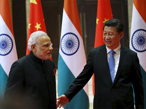 Chủ tịch Trung Quốc Tập Cận Bình (phải) đón tiếp Thủ tướng Ấn Độ Narendra Modi hôm 14-5 Ảnh: REUTERS