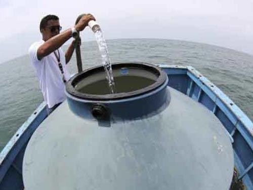 Lấy nước biển và khử muối để làm nước uống ngoài khơi Bertioga - Brazil Ảnh: REUTERS