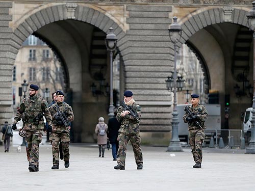 Binh sĩ Pháp tuần tra ở Paris ngày 8-1 trong chiến dịch truy nã các nghi phạm Ảnh: REUTERS