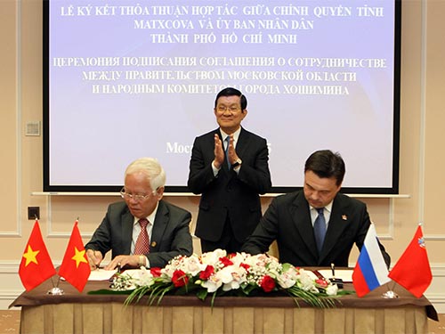 Chủ tịch nước Trương Tấn Sang chứng kiến lễ ký Thỏa thuận hợp tác giữa chính quyền tỉnh Moscow và UBND TP HCM Ảnh: TTXVN