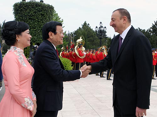 Tổng thống Cộng hòa Azerbaijan Ilham Aliyev đón Chủ tịch nước Trương Tấn Sang Ảnh: TTXVN