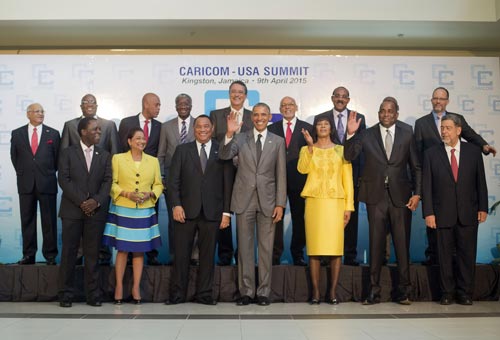 Tổng thống Mỹ Barack Obama (giữa, hàng đầu) và các nhà lãnh đạo CARICOM tại hội nghị ở thủ đô Kingston của Jamaica hôm 9-4 Ảnh: AP