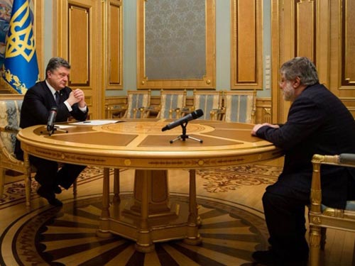 Tổng thống Ukraine Petro Poroshenko (trái) chấp thuận cho tỉ phú Igor Kolomoisky từ chức thống đốc vùng Dnepropetrovsk  Ảnh: VESTI-UKR