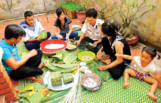 Quân và dân Trường Sa cùng gói bánh chưng, bánh tét đón năm mới