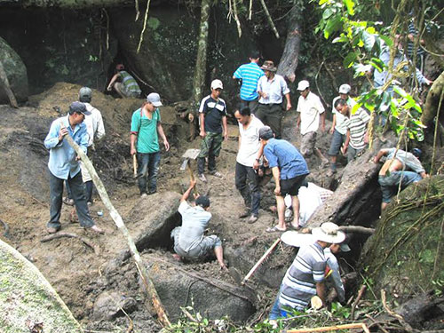 Một nhóm phu trầm đang đào kỳ nam ở khu vực rừng Gộp Ngà (huyện Khánh Sơn, tỉnh Khánh Hòa)