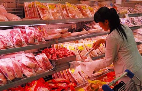 Thịt ngoại nhập khẩu được người tiêu dùng lựa chọn do giá rẻ. Ảnh: HTD