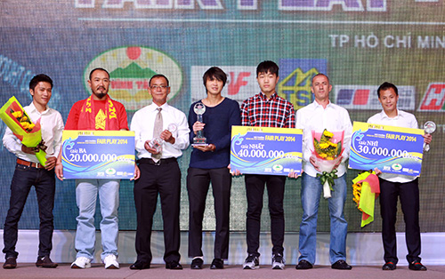 Các thành viên U19 Việt Nam nhận giải Fair Play 2014