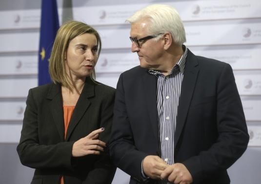 Cao ủy Đối ngoại EU Federica Mogherini (trái) và Ngoại trưởng Đức Frank-Walter Steinmeier bên lề cuộc họp ở Riga hôm 6-3. Ảnh: Reuters