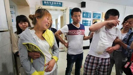 Cha mẹ Haohao khóc ròng ngoài phòng bệnh vì con trai họ bỗng dưng gặp tai nạn thảm khốc. Ảnh: Weibo