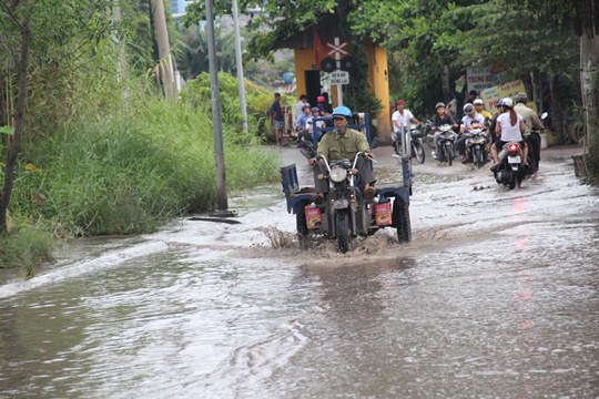 Nước đen đọng lại, bốc mùi hôi thối trên tuyến đường Linh Đông sau nhiều ngày nhưng vẫn không rút hết. Người dân khu này phản ánh do nguyên nhân dẫn đến tình trạng này là do các cống thoát nước ở khu vực bị rác lấp kín miệng khiến nước khó tiêu thoát.