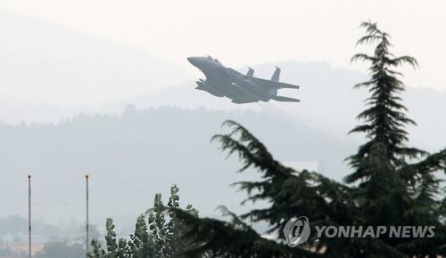 Một chiếc F-15K của Hàn Quốc bay ở biên giới với Triều Tiên hôm 22-8. Ảnh: Yonhap