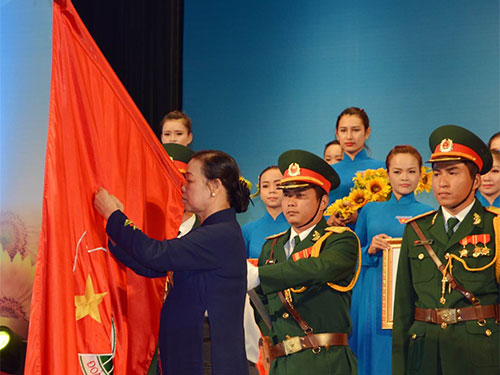 Trưởng Ban Dân vận trung ương Hà Thị Khiết trao danh hiệu Anh hùng Lực lượng Vũ trang nhân dân cho Đoàn Thanh niên các cơ quan Trung ương Cục miền Nam