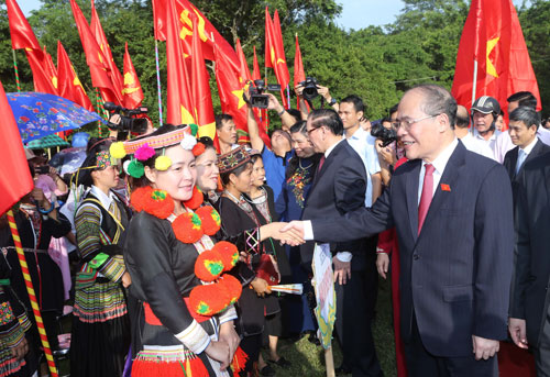 Chủ tịch Quốc hội Nguyễn Sinh Hùng gặp gỡ đồng bào các dân tộc tại lễ mít tinh kỷ niệm 70 năm Quốc dân Đại hội Tân Trào Ảnh: TTXVN