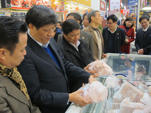 Bộ Y tế kiểm tra việc bảo đảm an toàn thực phẩm Tết tại siêu thị Metro