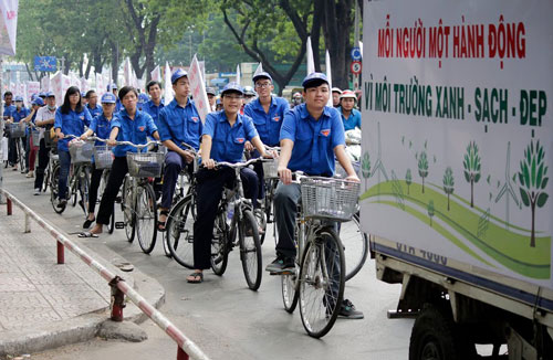 Tình nguyện viên đạp xe tuyên truyền cho Ngày Môi trường thế giới ở TP HCM Ảnh: QUỐC CHIẾN