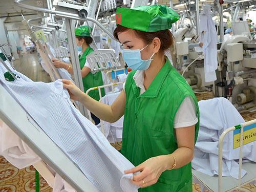 Kiểm tra chất lượng áo xuất khẩu tại Tổng Công ty CP May Việt Tiến Ảnh: TẤN THẠNH Kiểm tra chất lượng áo xuất khẩu tại Tổng Công ty CP May Việt Tiến Ảnh: TẤN THẠNH