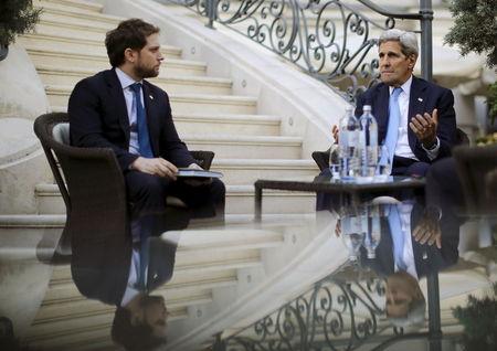 Ngoại trưởng Mỹ John Kerry trao đổi với Chánh văn phòng Bộ Ngoại giao Jon Finer. Ảnh: Reuters