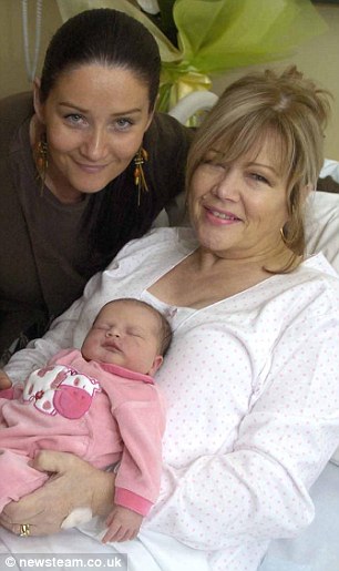 Annie Casserley, 62 tuổi đã mang thai hộ con gái mình là Emma