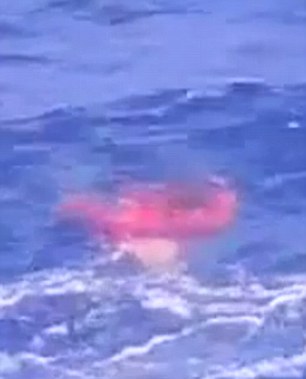 Máu nạn nhân được nhìn thấy trên biển. Ảnh: Daily Mail